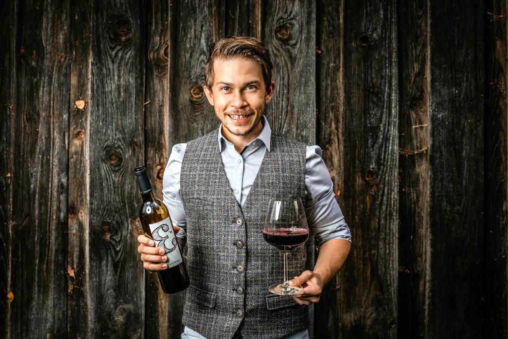 Christian Müller hält Rotwein in der Hand